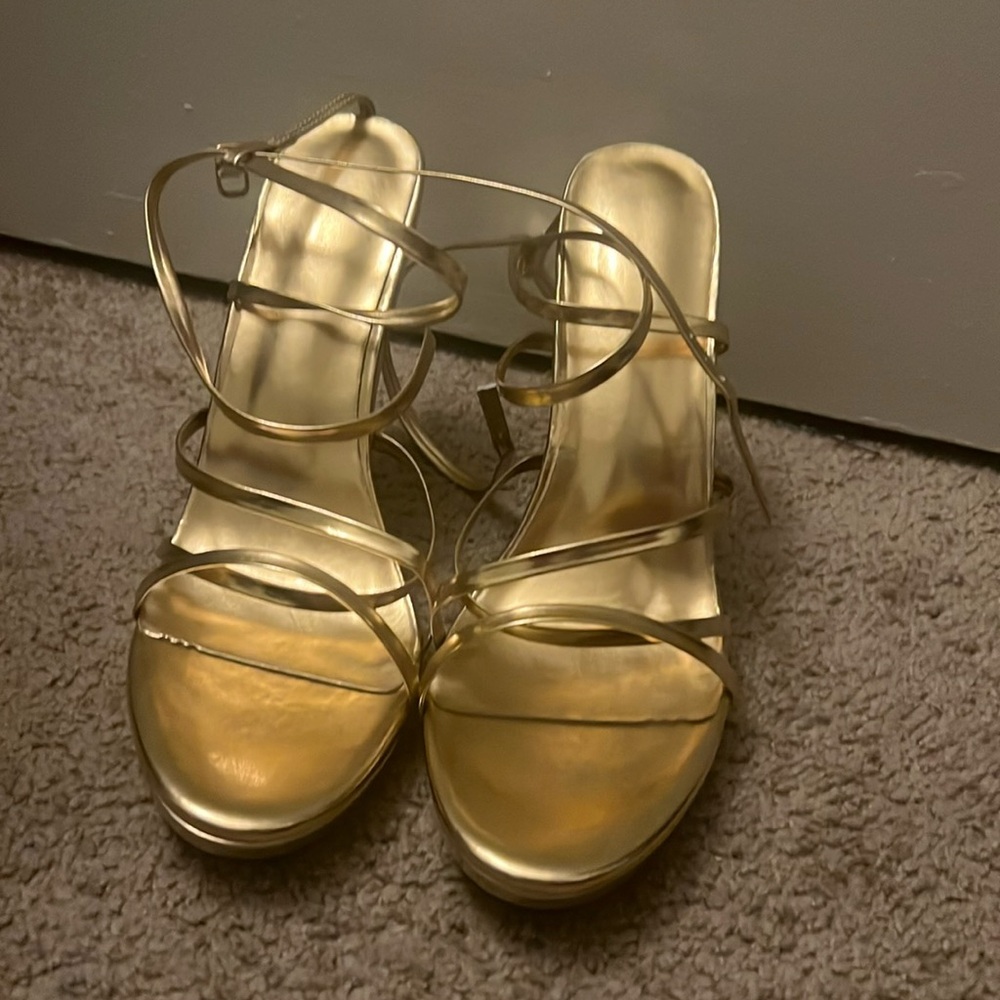 Gold abstract heel